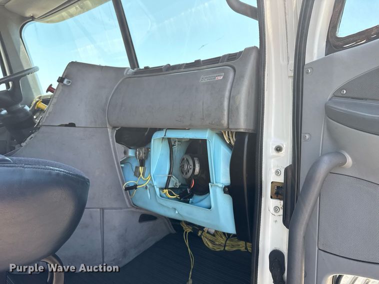 image for item EG5941 2002 Freightliner Century Class semi truck