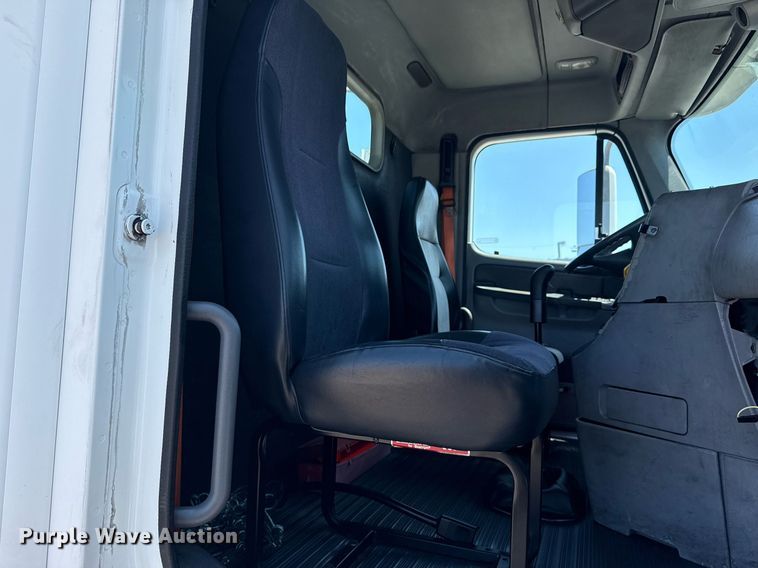 image for item EG5941 2002 Freightliner Century Class semi truck