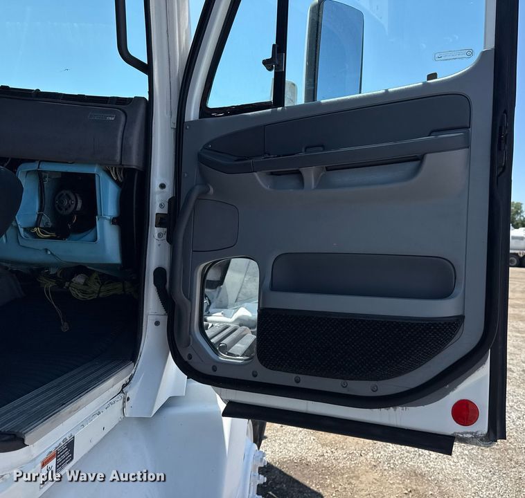 image for item EG5941 2002 Freightliner Century Class semi truck