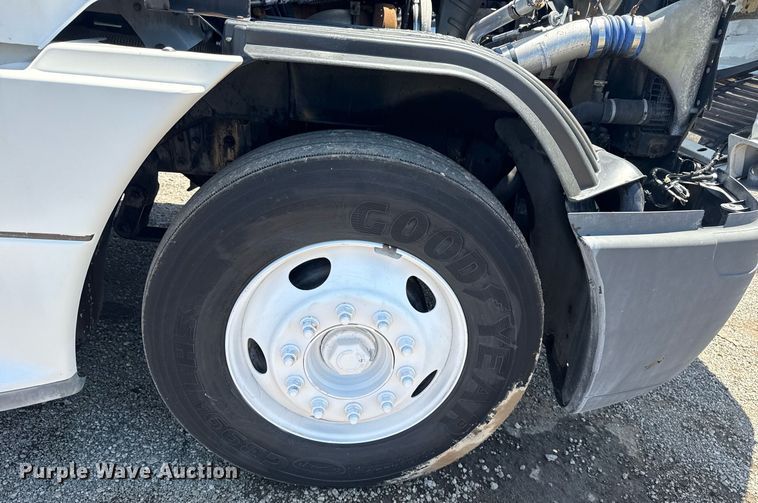 image for item EG5941 2002 Freightliner Century Class semi truck