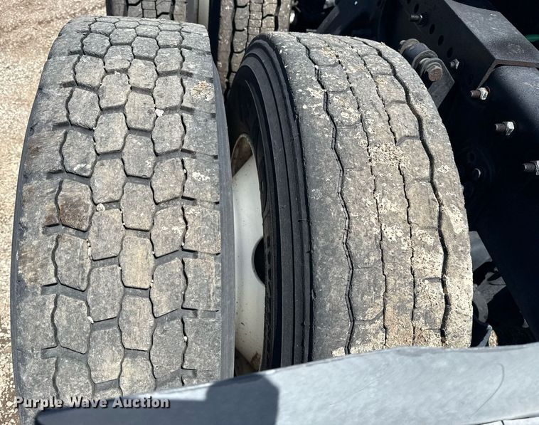 image for item EG5941 2002 Freightliner Century Class semi truck