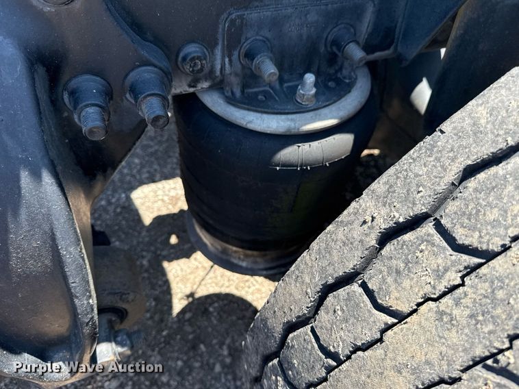 image for item EG5941 2002 Freightliner Century Class semi truck