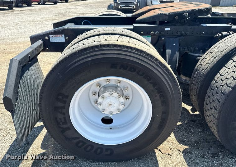 image for item EG5941 2002 Freightliner Century Class semi truck