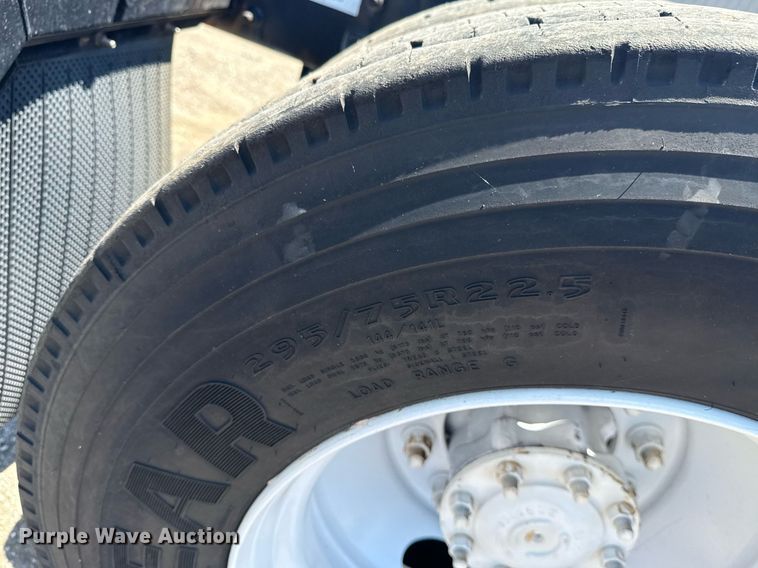 image for item EG5941 2002 Freightliner Century Class semi truck