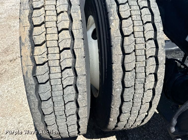 image for item EG5941 2002 Freightliner Century Class semi truck