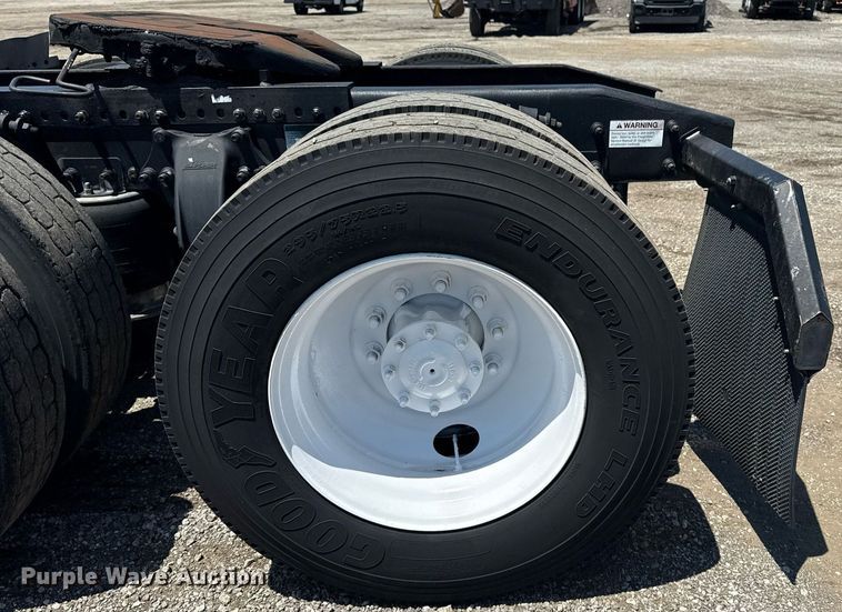 image for item EG5941 2002 Freightliner Century Class semi truck