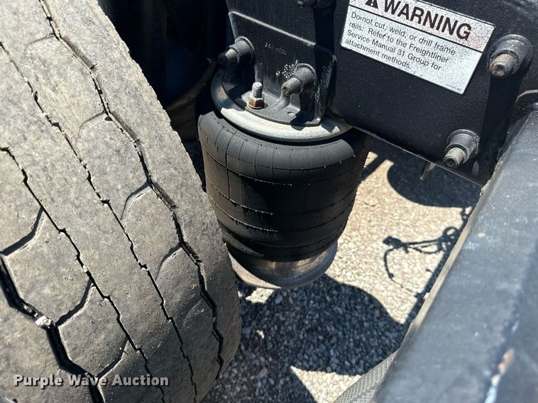 image for item EG5941 2002 Freightliner Century Class semi truck