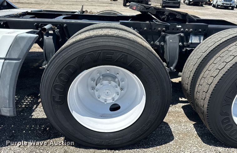 image for item EG5941 2002 Freightliner Century Class semi truck