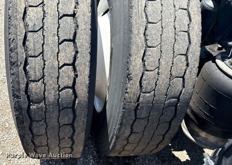 image for item EG5941 2002 Freightliner Century Class semi truck