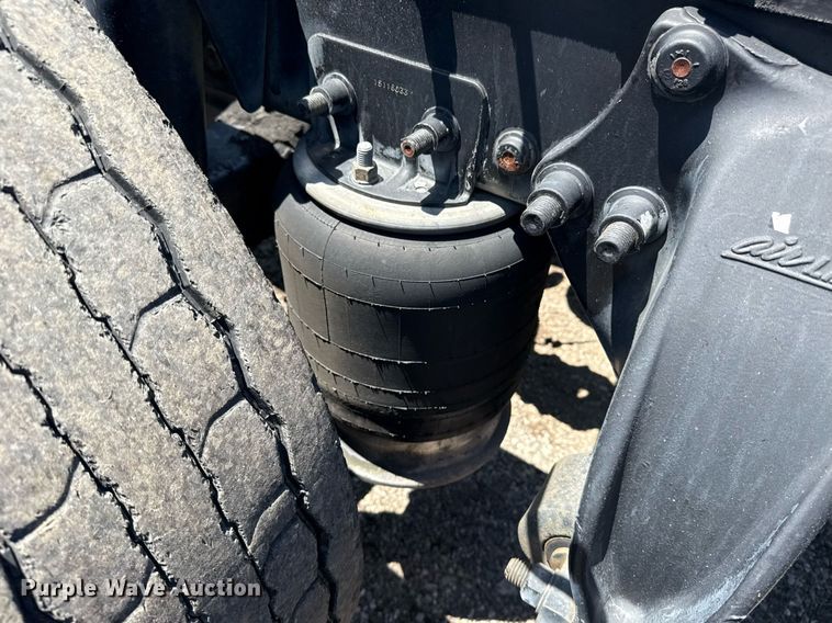 image for item EG5941 2002 Freightliner Century Class semi truck