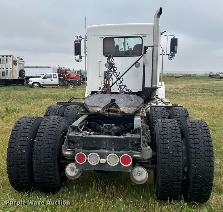 image for item EG6593 2010 Kenworth T800 semi truck