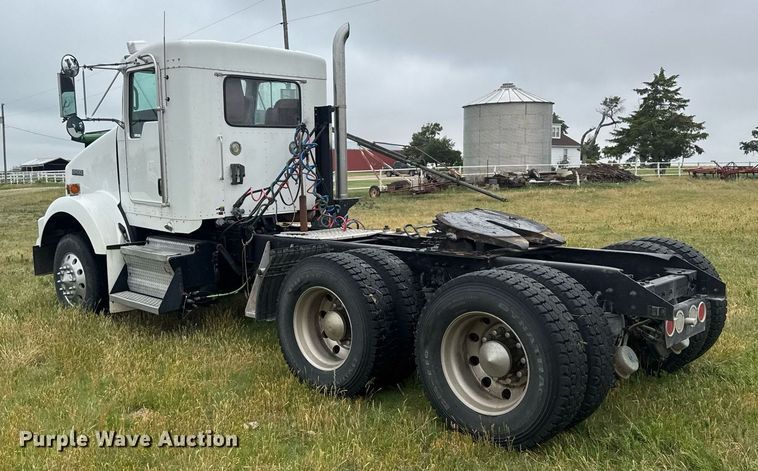 image for item EG6593 2010 Kenworth T800 semi truck