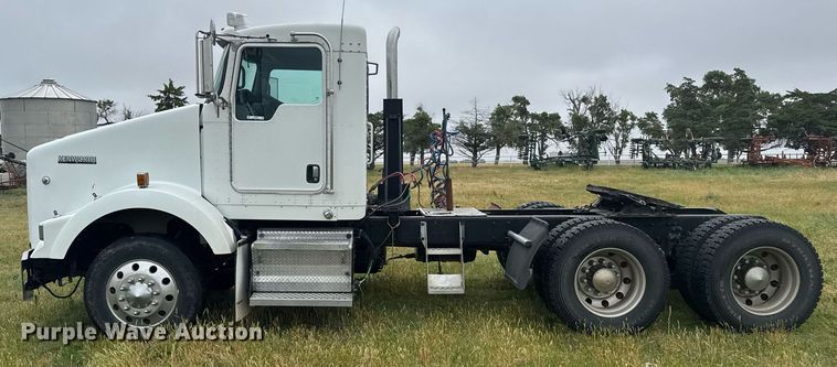 image for item EG6593 2010 Kenworth T800 semi truck