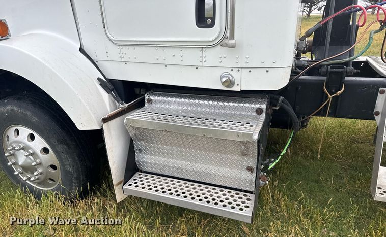 image for item EG6593 2010 Kenworth T800 semi truck