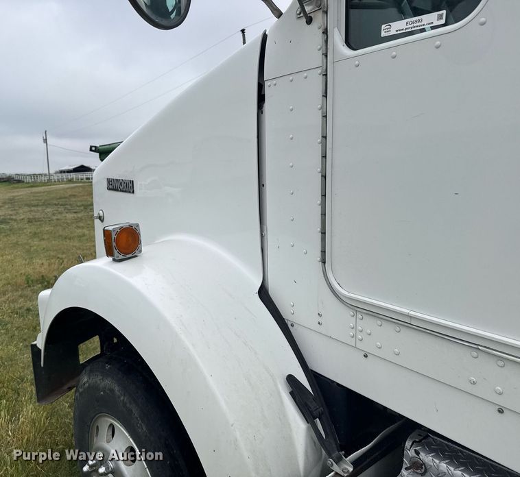 image for item EG6593 2010 Kenworth T800 semi truck
