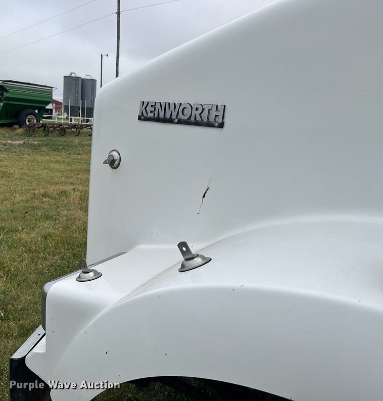 image for item EG6593 2010 Kenworth T800 semi truck