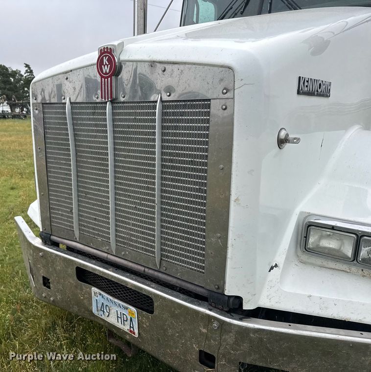 image for item EG6593 2010 Kenworth T800 semi truck