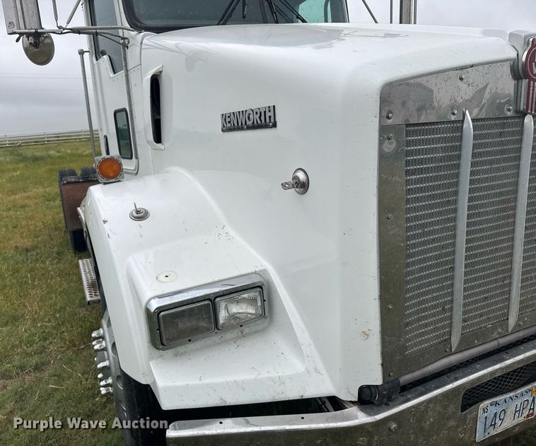 image for item EG6593 2010 Kenworth T800 semi truck