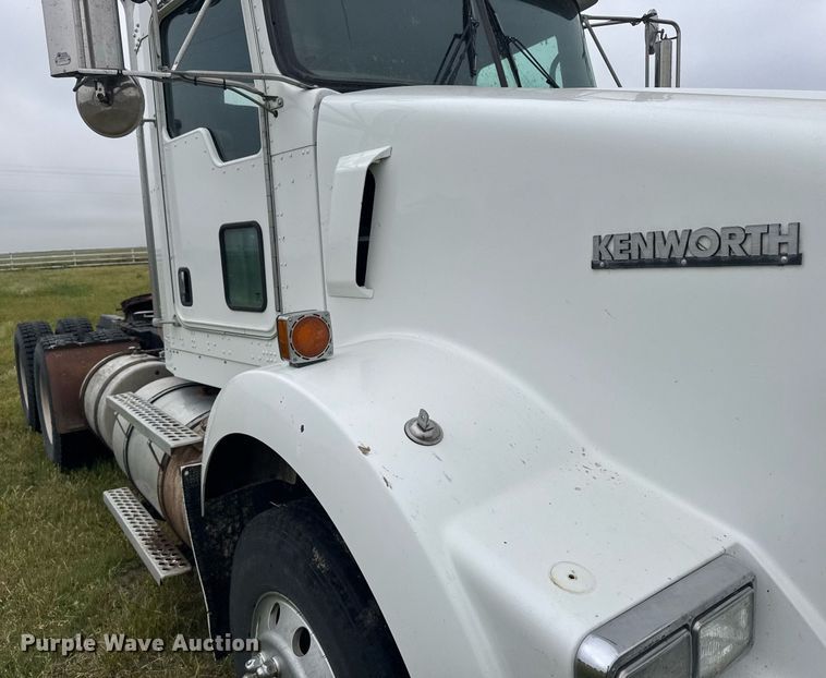 image for item EG6593 2010 Kenworth T800 semi truck