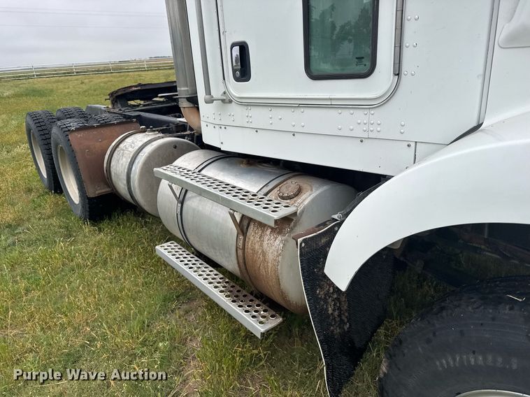 image for item EG6593 2010 Kenworth T800 semi truck