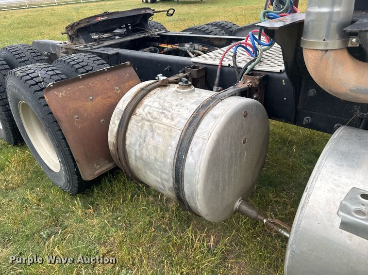 image for item EG6593 2010 Kenworth T800 semi truck