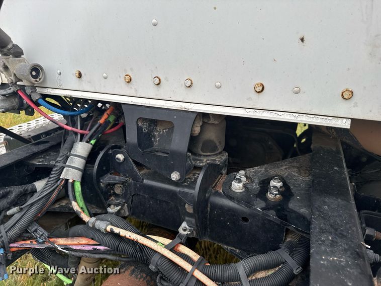 image for item EG6593 2010 Kenworth T800 semi truck