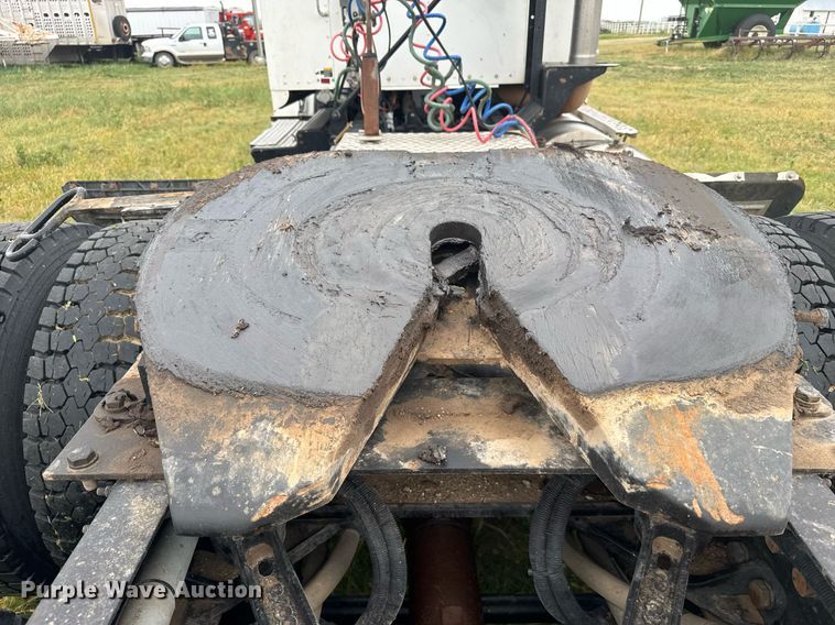 image for item EG6593 2010 Kenworth T800 semi truck