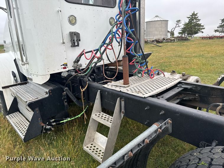 image for item EG6593 2010 Kenworth T800 semi truck