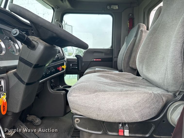 image for item EG6593 2010 Kenworth T800 semi truck