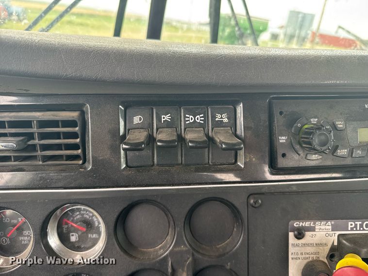 image for item EG6593 2010 Kenworth T800 semi truck