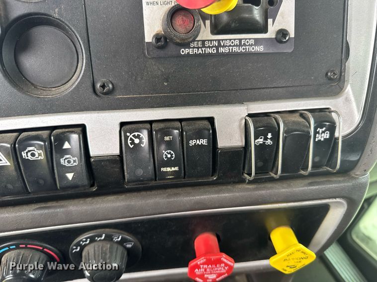 image for item EG6593 2010 Kenworth T800 semi truck