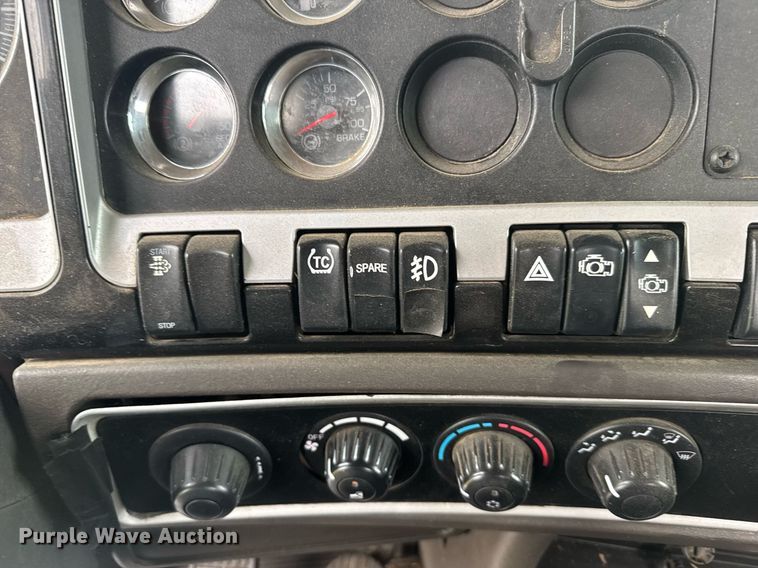 image for item EG6593 2010 Kenworth T800 semi truck