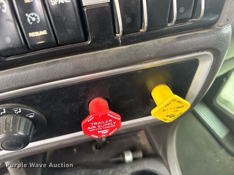 image for item EG6593 2010 Kenworth T800 semi truck