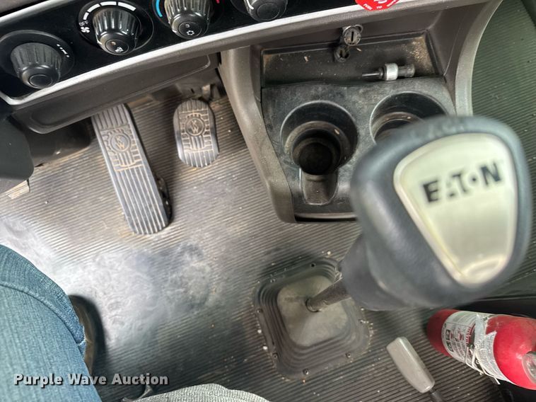 image for item EG6593 2010 Kenworth T800 semi truck