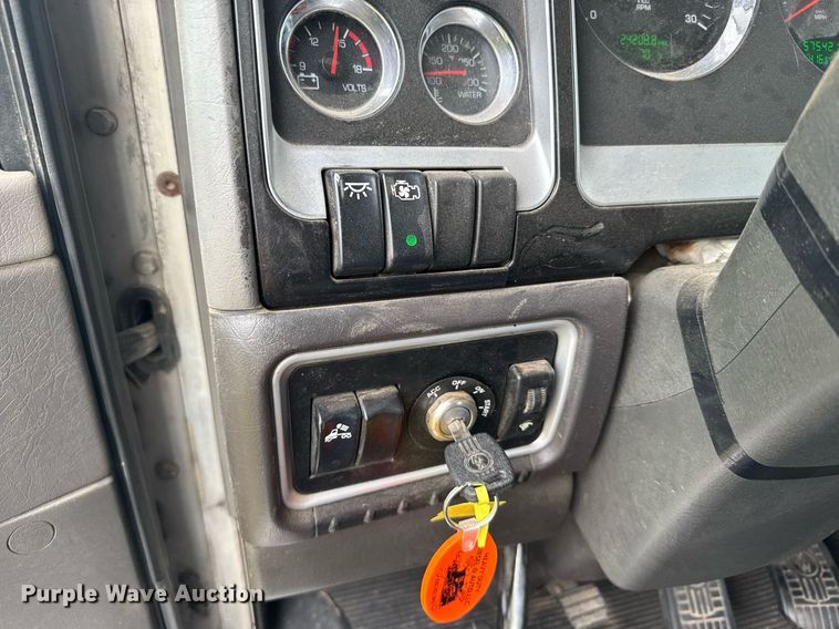 image for item EG6593 2010 Kenworth T800 semi truck