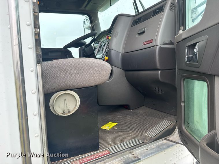 image for item EG6593 2010 Kenworth T800 semi truck