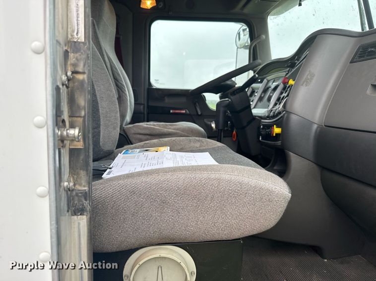 image for item EG6593 2010 Kenworth T800 semi truck