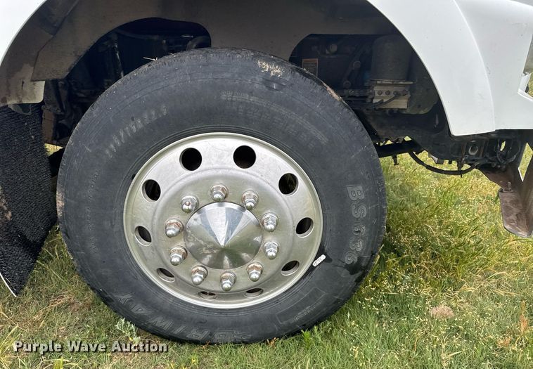 image for item EG6593 2010 Kenworth T800 semi truck