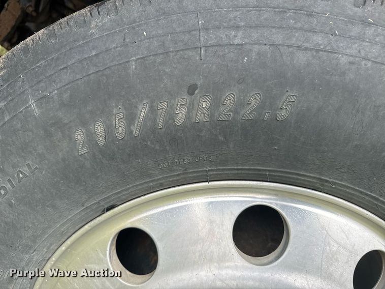 image for item EG6593 2010 Kenworth T800 semi truck