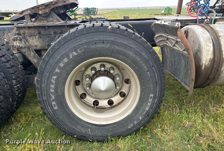 image for item EG6593 2010 Kenworth T800 semi truck