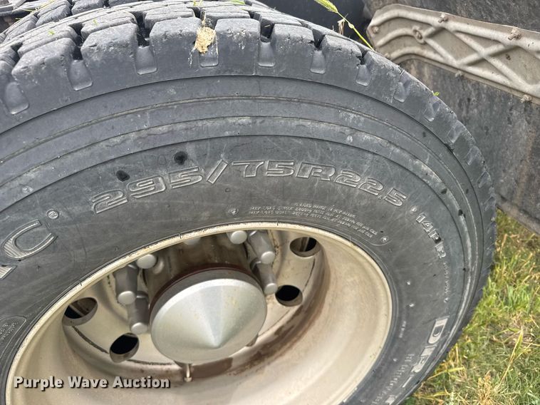 image for item EG6593 2010 Kenworth T800 semi truck