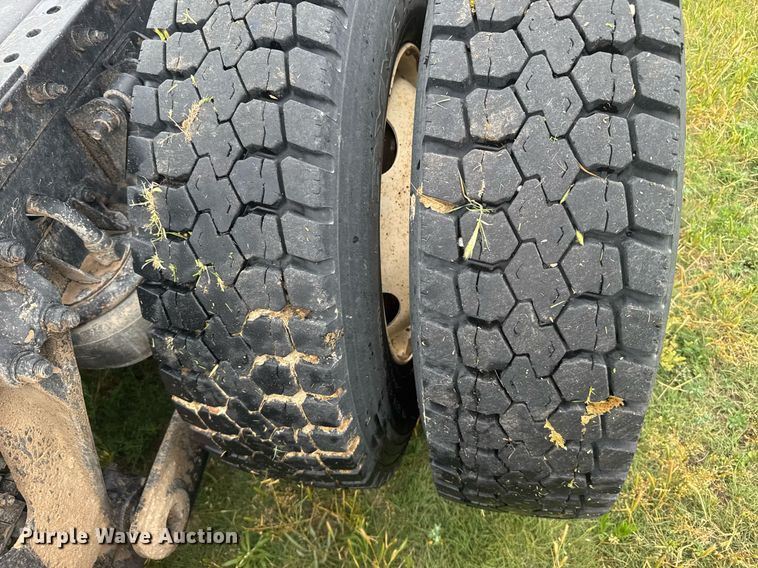 image for item EG6593 2010 Kenworth T800 semi truck