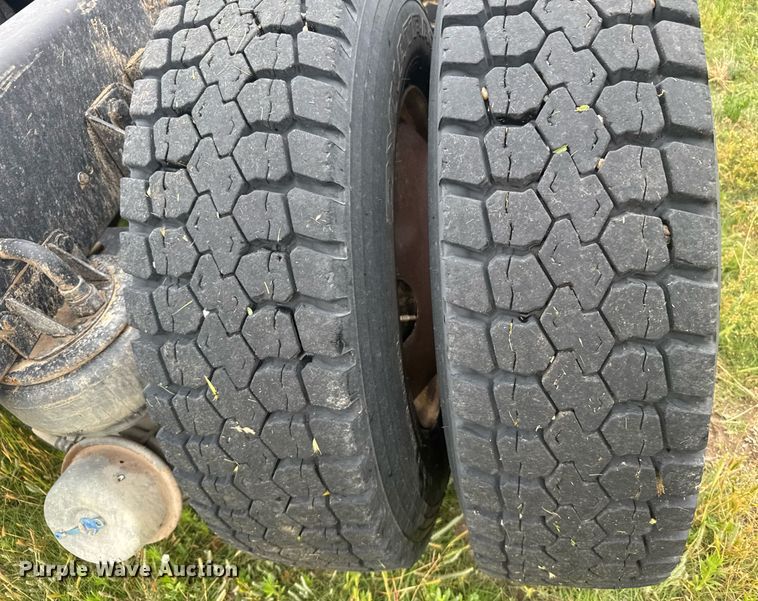 image for item EG6593 2010 Kenworth T800 semi truck