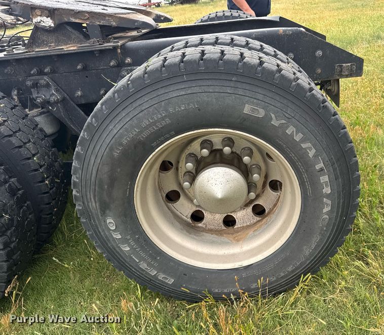 image for item EG6593 2010 Kenworth T800 semi truck