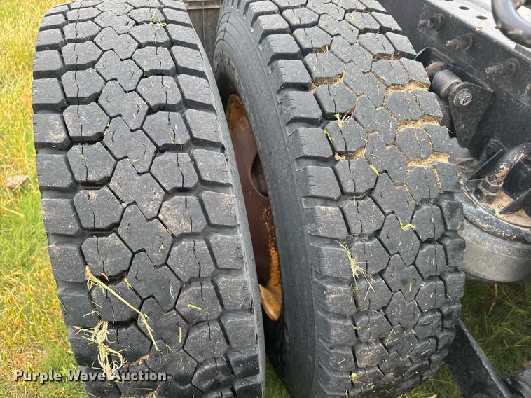 image for item EG6593 2010 Kenworth T800 semi truck