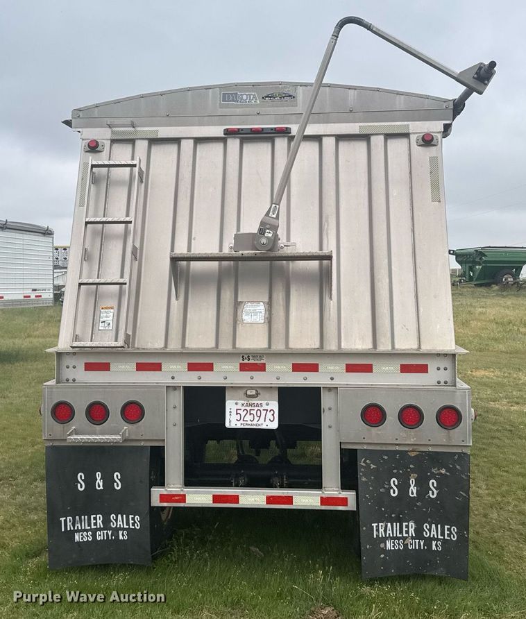 image for item EG6594 2011 Dakota grain trailer