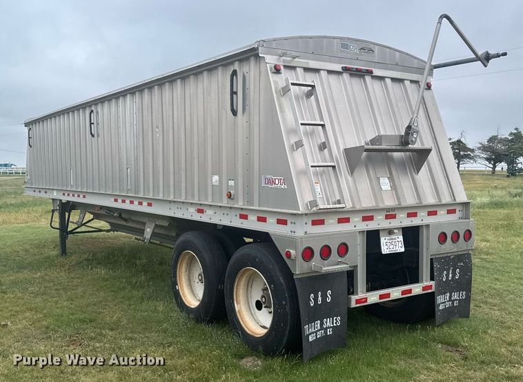 image for item EG6594 2011 Dakota grain trailer
