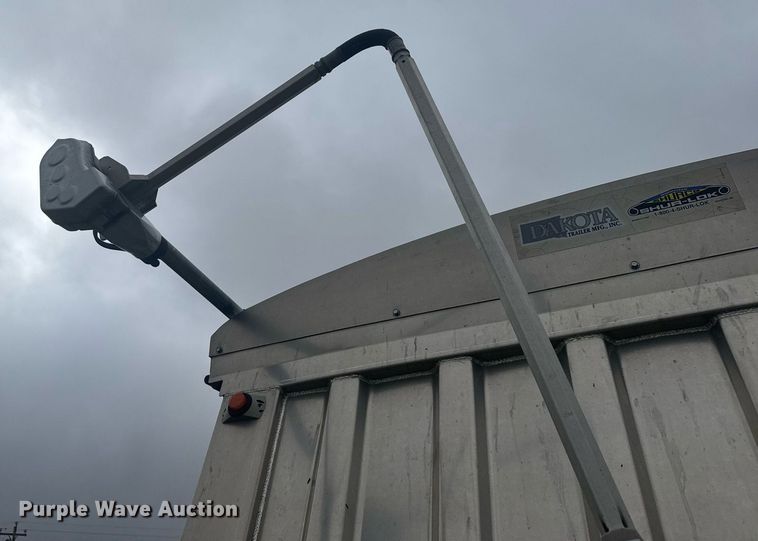 image for item EG6594 2011 Dakota grain trailer