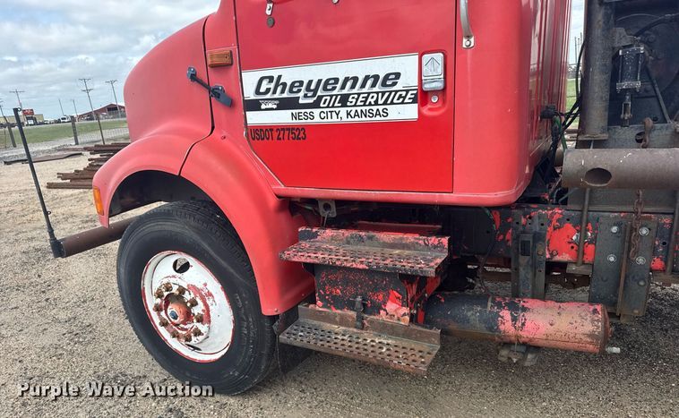 image for item EG6614 1991 International 7100 winch truck