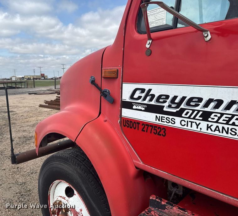 image for item EG6614 1991 International 7100 winch truck